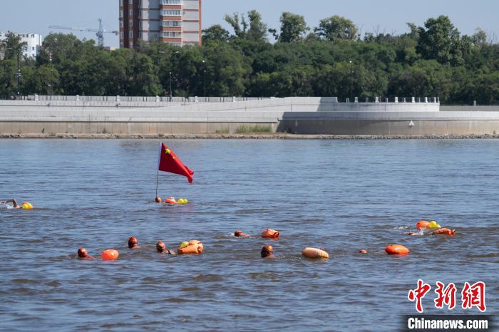 200名中俄泳士横渡黑龙江：跨境水上赛事再筑友