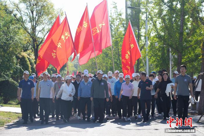 卢沟桥醒狮越野跑举行，抗战老兵亲属等三千余