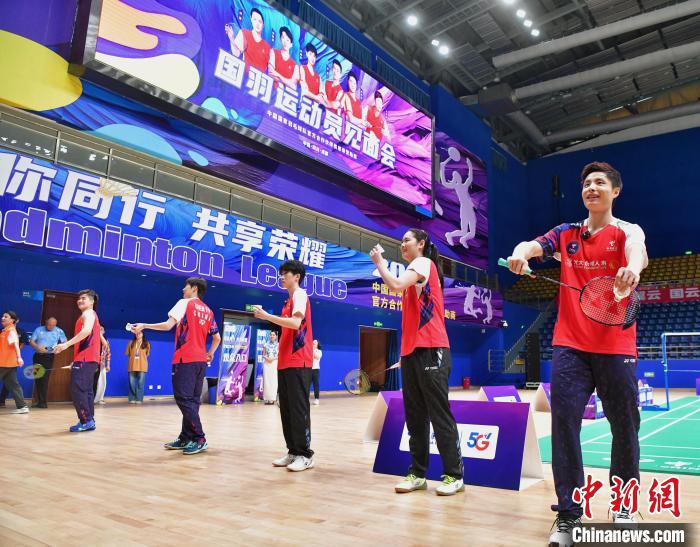 国羽健儿抵达成都双流体育中心与成都市民开展