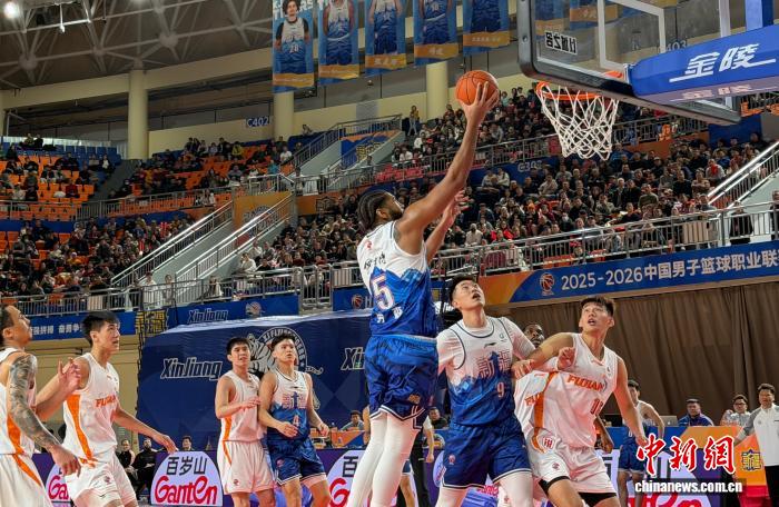 新疆男篮常规赛首战击败福建队夺得开门红，9