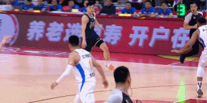 广东男篮20分优势遭逆转 张皓嘉防守崩盘崔永熙