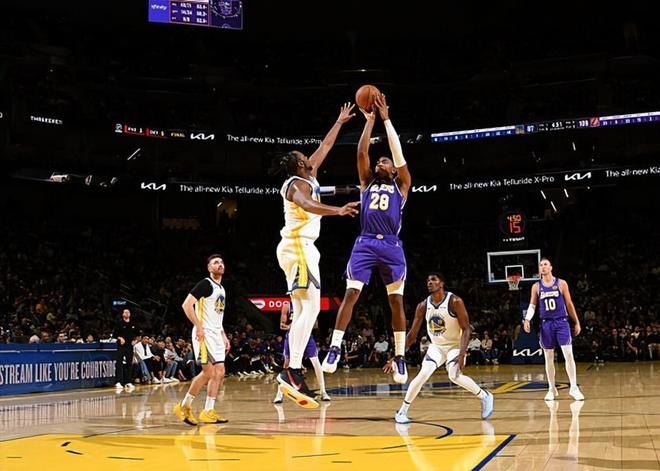 湖人终结三连败八村塁攻守兼备助球队取胜