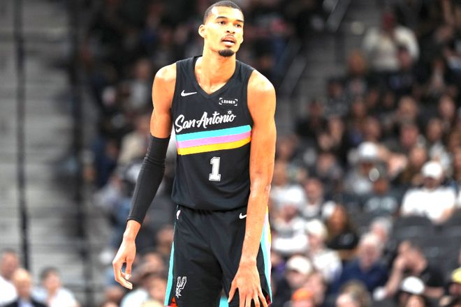 文班亚马伤退马刺爆冷负开拓者 霍勒迪制胜防守