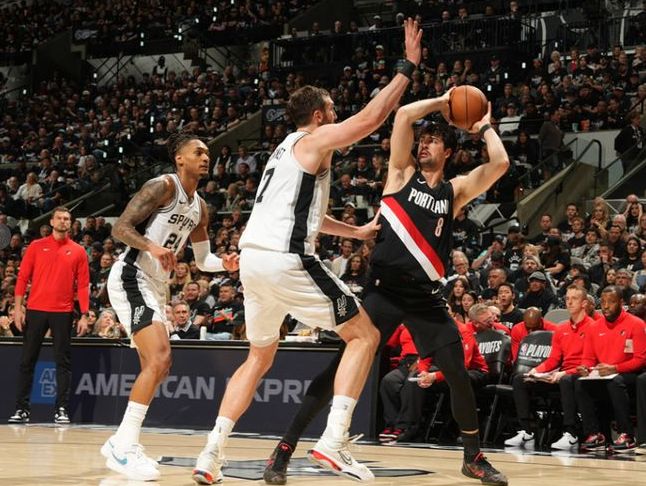 文班亚马伤退马刺爆冷负开拓者 霍勒迪制胜防守