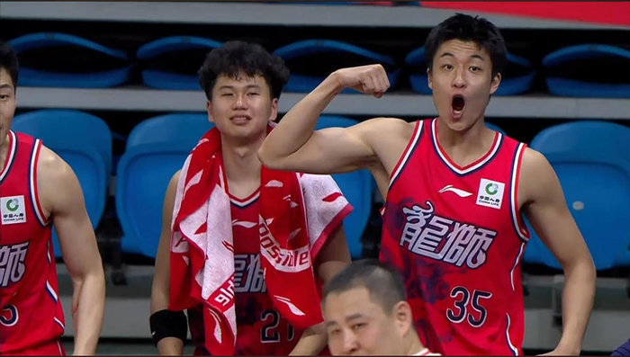 青岛男篮绝杀广州龙狮 郭士强现场观战见证关键