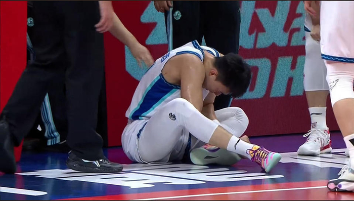 青岛男篮绝杀广州龙狮 郭士强现场观战见证关键