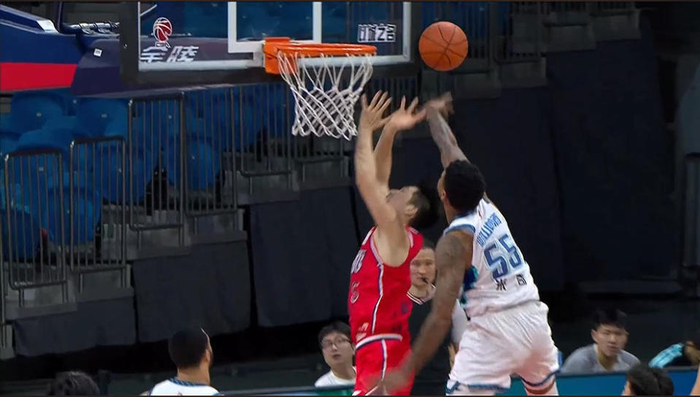 青岛男篮绝杀广州龙狮 郭士强现场观战见证关键
