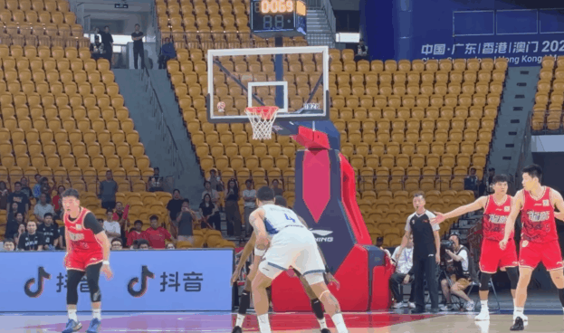 青岛男篮绝杀广州龙狮 郭士强现场观战见证关键