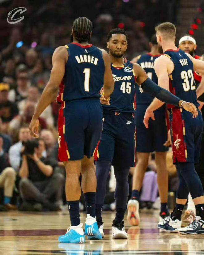 NBA季后赛爆冷不断：雷霆骑士领先，火箭出局在